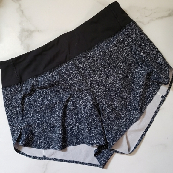Athleta Run With It 3" Shorts Black Static Size Small Gym Workout - Picture 3 of 5